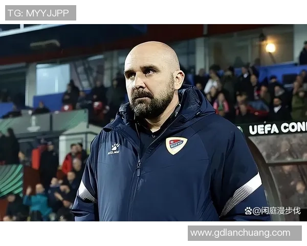 足球明星粉丝热情瞬间回顾展现偶像魅力与忠诚的精彩时刻